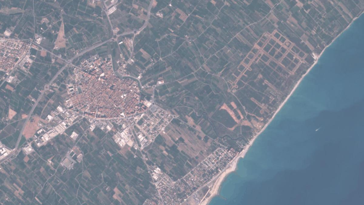 Imagen aérea de Burriana tomada por un satélite, en la que se aprecia el avance de las obras en el PAI Sant Gregori (a la derecha, en los terrenos divididos en cuadrados).