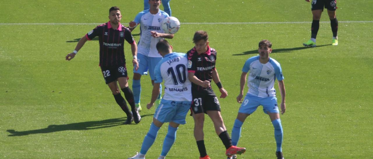Jairo y Valera pugnan por un balón en el Málaga-Tenerife de la pasada campaña.