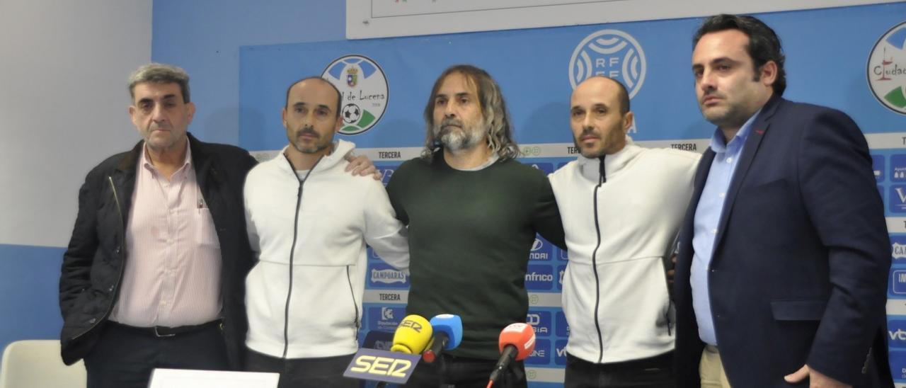 Los hermanos Carrasco, junto a la cúpula directiva del Ciudad de Lucena en su despedida.