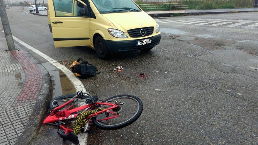 La bicicleta tras arrollarla la furgoneta, cuyo piloto resultó herido leve.