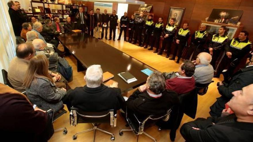 El alcalde, miembros de su gobierno y agentes de la Policía Local, ayer, durante la presentación de la nueva unidad a los vecinos.