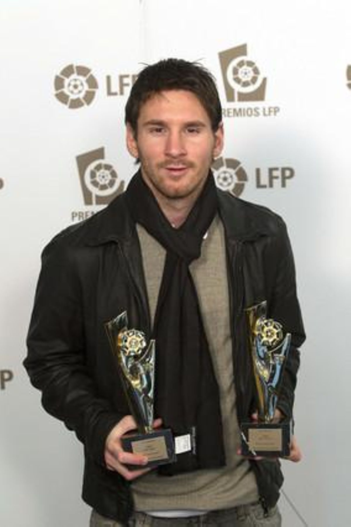 El davanter argentí del Barcelona, Leo Messi, després de recollir els premis com a millor davanter i millor jugador de Primera Divisió (Lliga BBVA).