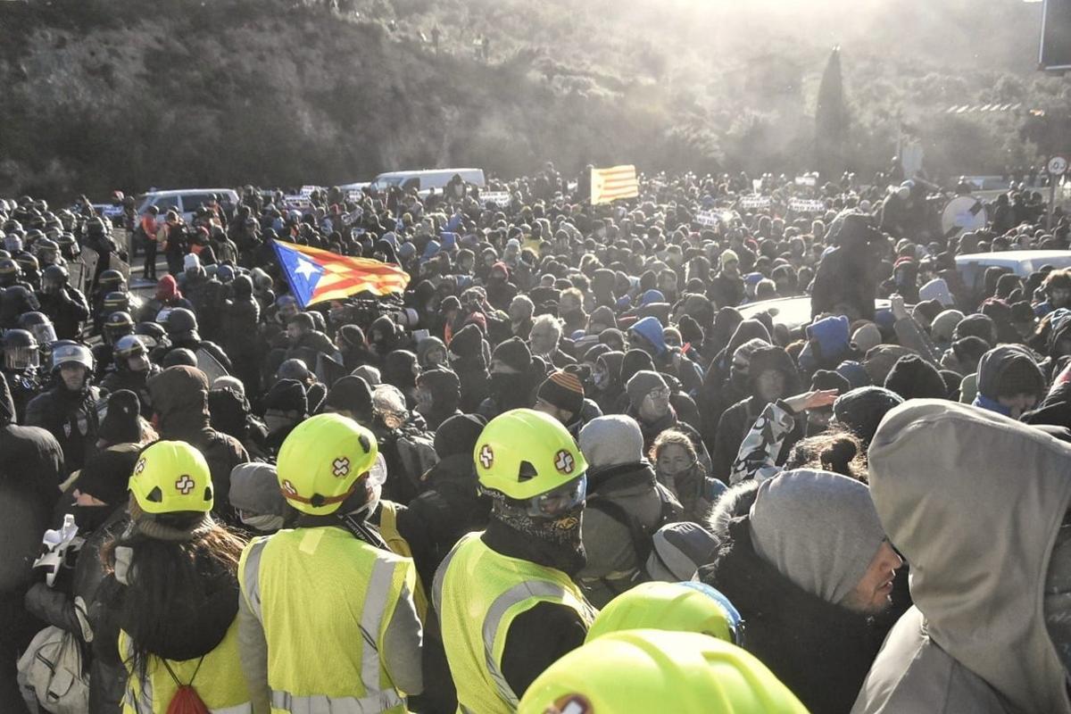 Desalojo de manifestantes, la mañana del martes en la autopista, a la altura de la frontera con Francia. 