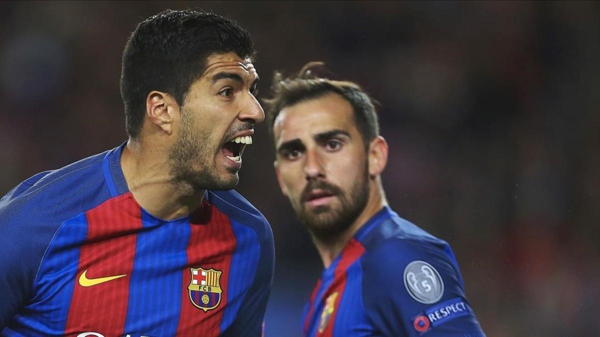 Luis Suárez grita como protesta ante la mirada atónita de Paco Alcácer, durante el partido de este miércoles en el Camp Nou.