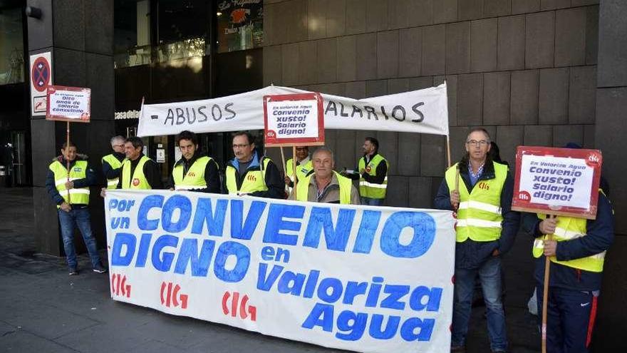 Los trabajadores de Valoriza, en una concentración a las puertas de Emalcsa.