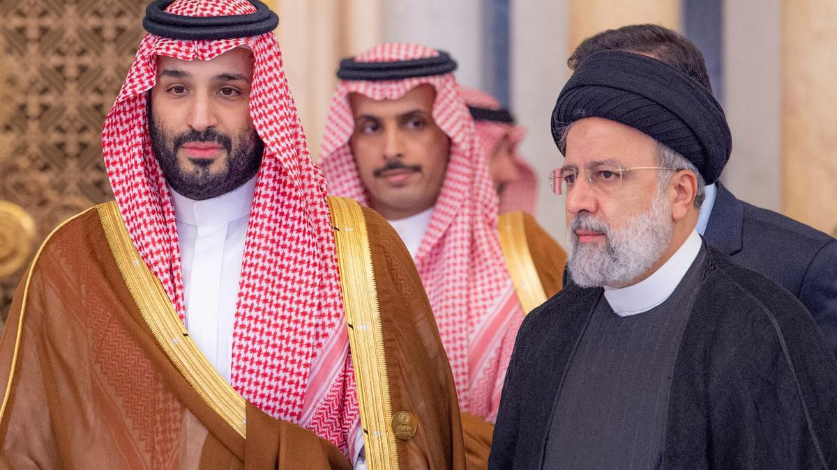 El príncipe heredero y primer ministro saudí, Mohamed bin Salmán, y el presidente de Irán, Ebrahim Raisí, este sábado en Riad.