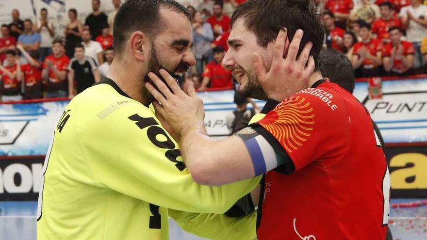 Plantilla y miembros del cuerpo técnico posan junto a la afición tras la victoria. // R. Grobas