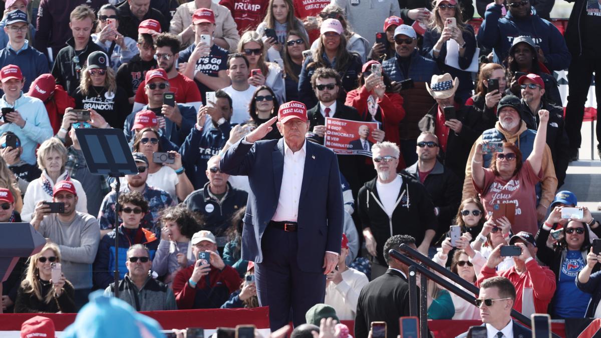 Former US President Donald Trump campaigns in Ohio