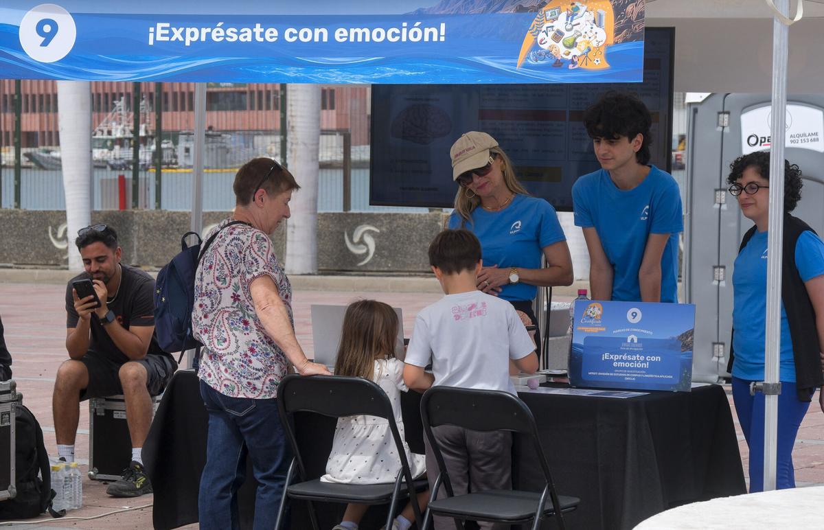 La ULPGC convierte el entorno del Poema del Mar en una gran feria científica al aire libre
