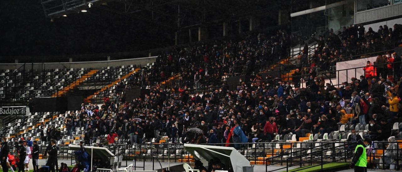 La afición blanquinegra, durante un partido del Badajoz en el Nuevo Vivero de esta temporada.