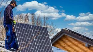 Operarios trabajando en una instalación de autoconsumo fotovoltaico.