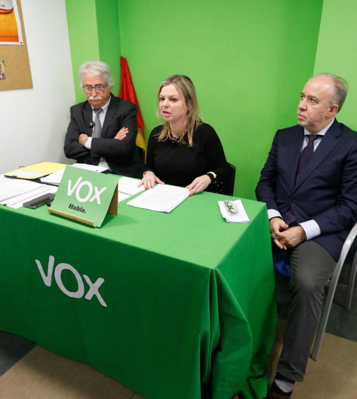 Por la izquierda, García, Martínez Riola y Centeno, ayer, en Avilés. | RICARDO SOLÍS