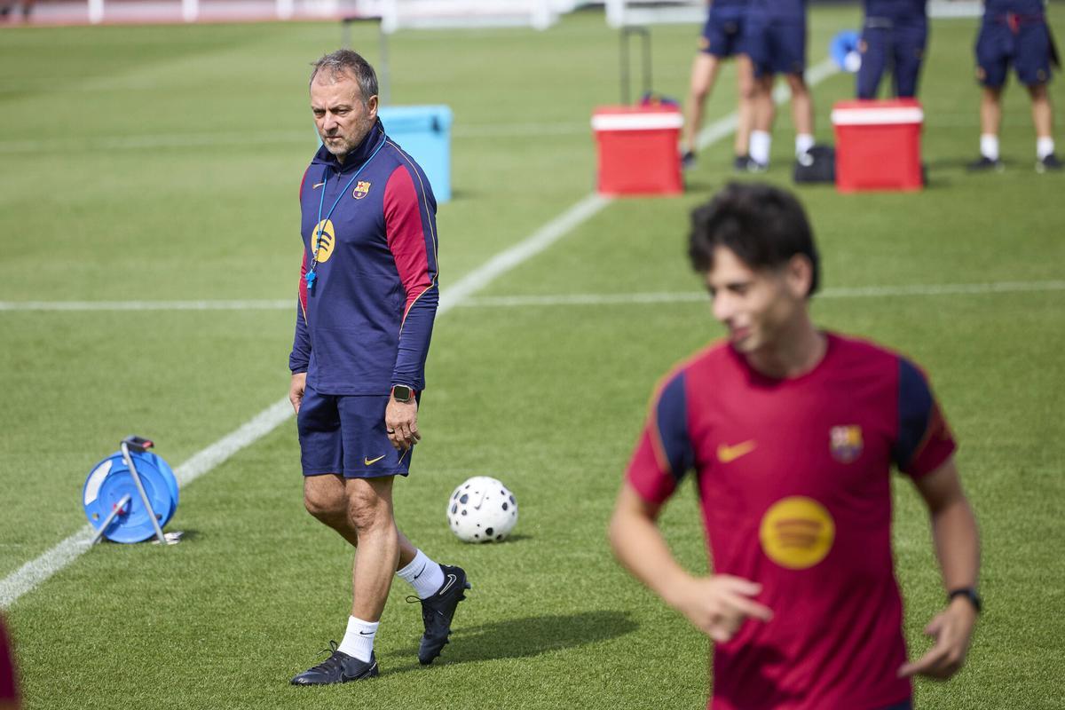 Hansi Flick durante un entrenamiento en St. George's Park