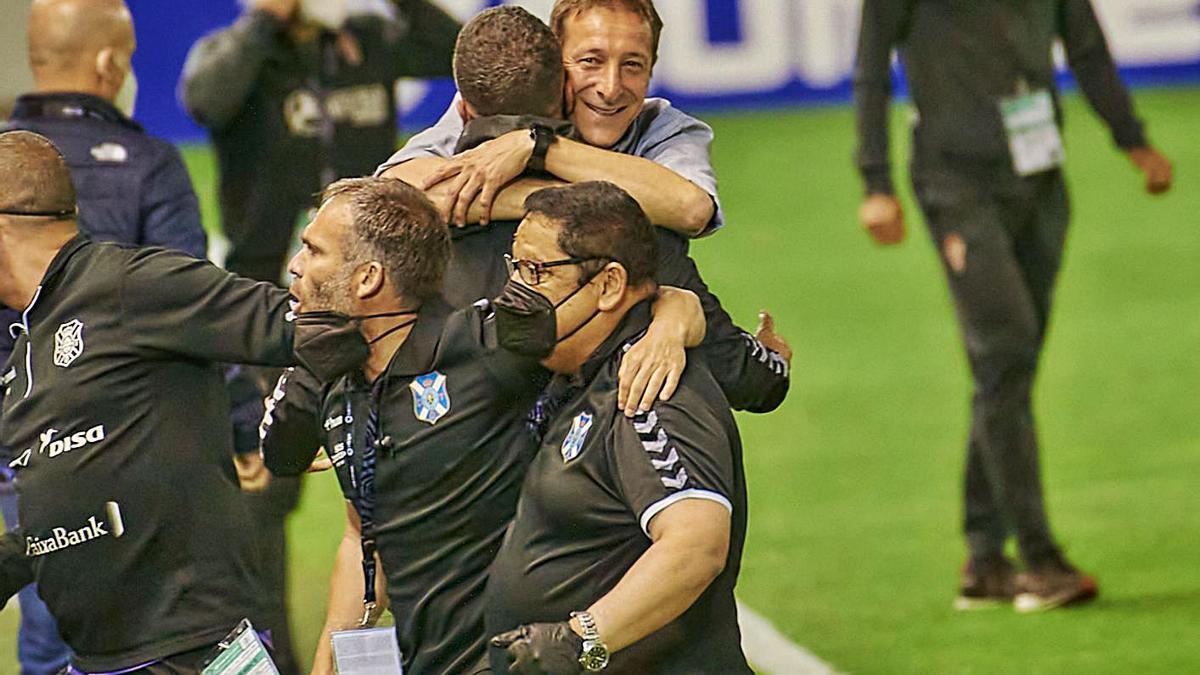 Luis Miguel Ramis se abraza a su ayudante al final del partido para celebrar la victoria del CD Tenerife. | | CDT