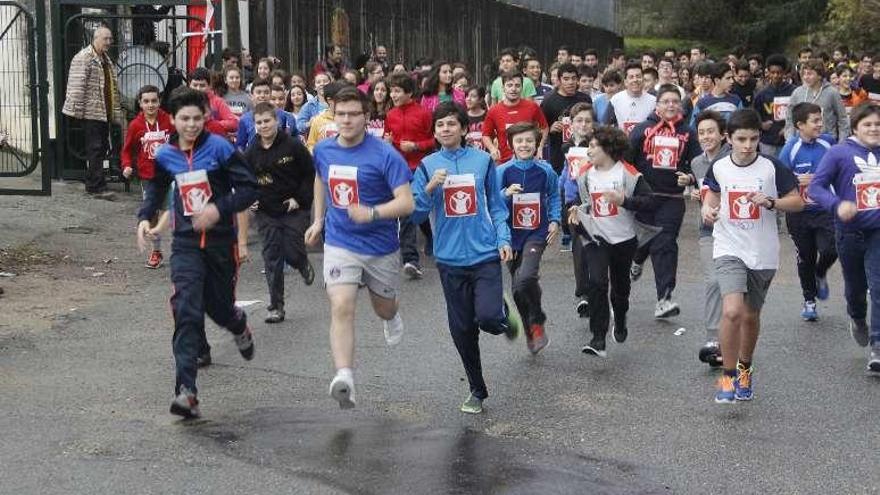 El momento de la salida de la carrera solidaria en Bueu. // S.Álvarez