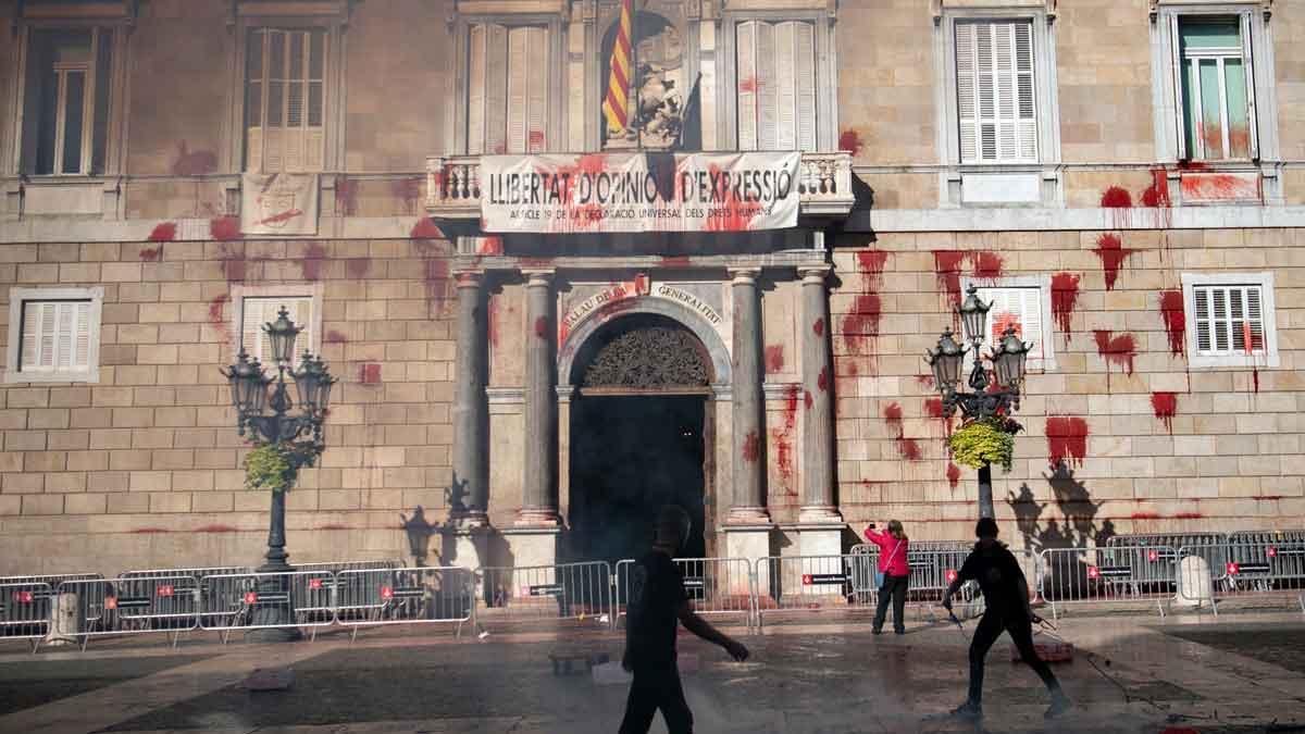 La fachada de la Generalitat, con pintura roja por una protesta del sector de la restauración