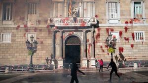 La fachada de la Generalitat, con pintura roja por una protesta del sector de la restauración.