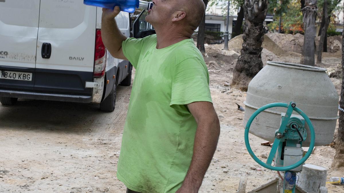 Un trabajador combate el calor en Xàtiva bebiendo agua, en una imagen de archivo.