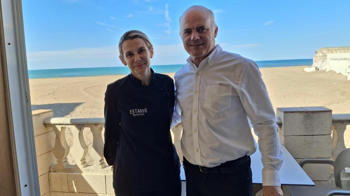 Mari Carmen Ripoll y José Doménech y tras ellos la playa y el mar de l'Estanyó