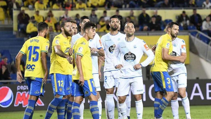 Quique González, junto a Pablo Marí, en Las Palmas, donde el Deportivo afrontó su salida más reciente.