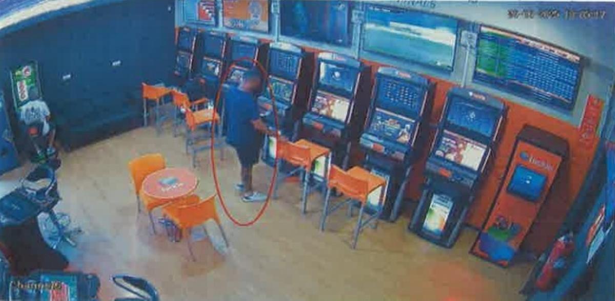 El Conejero, una hora antes de su asesinato, en una casa de apuestas de Telde