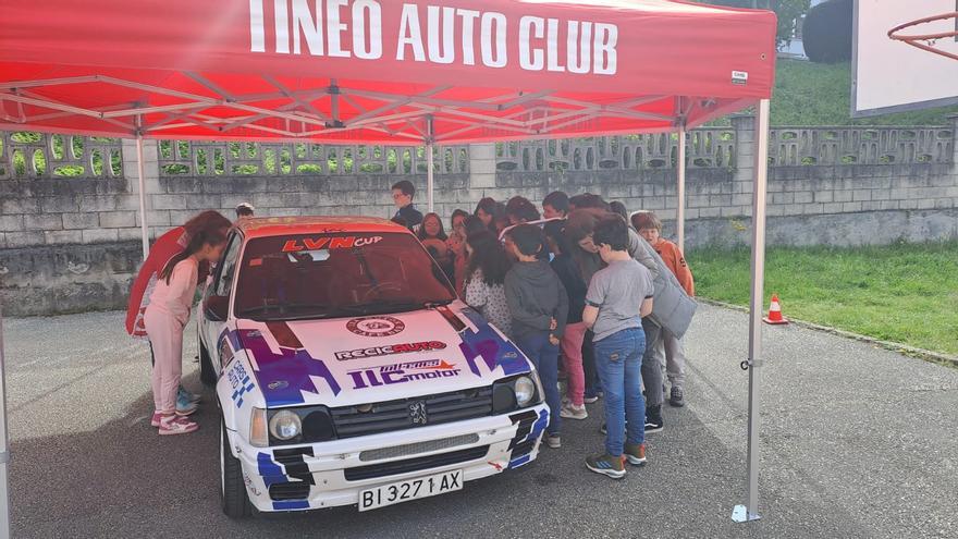 El mundo de los rallyes entra en el colegio tinetense de El Pascón