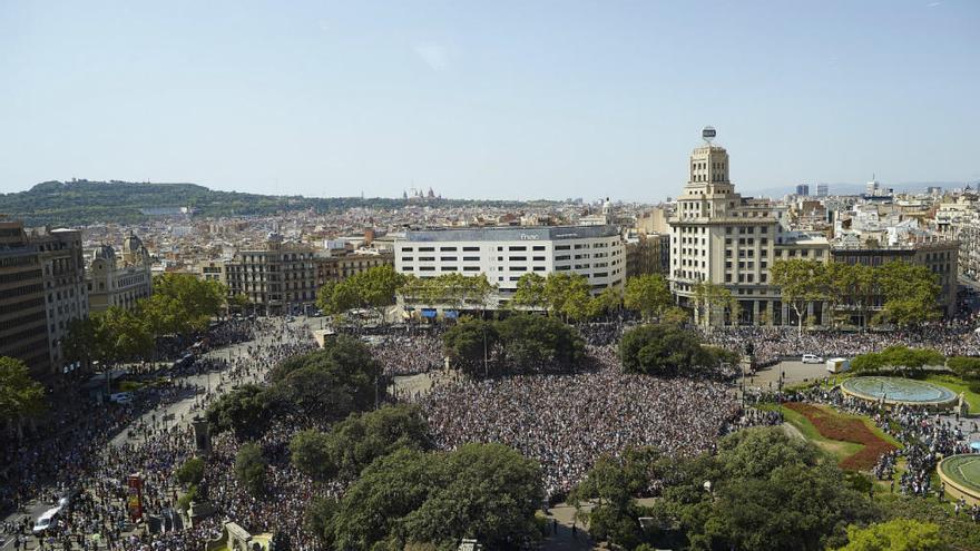 Minuto de silencio en la Plaza de Catalunya de Barcelona // Agencias