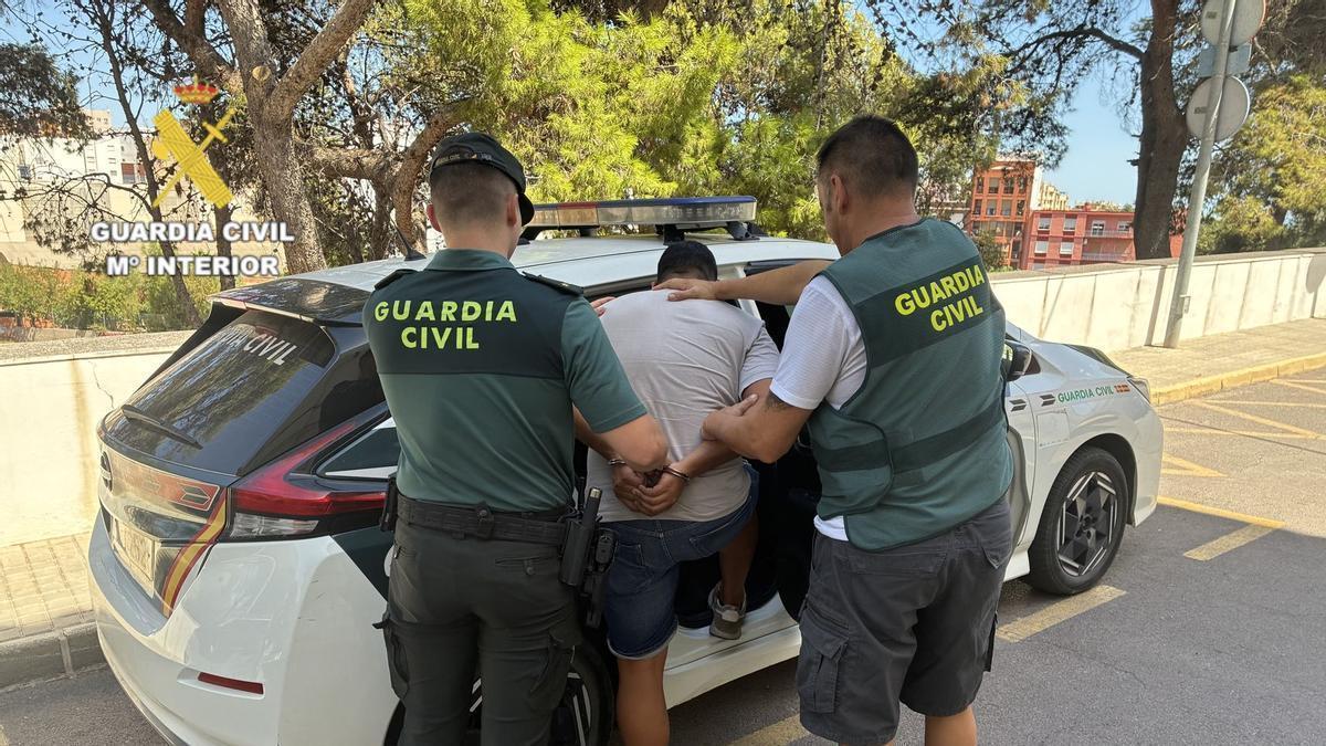 esperaba a que los repartidores bajaran del vehículo para robar