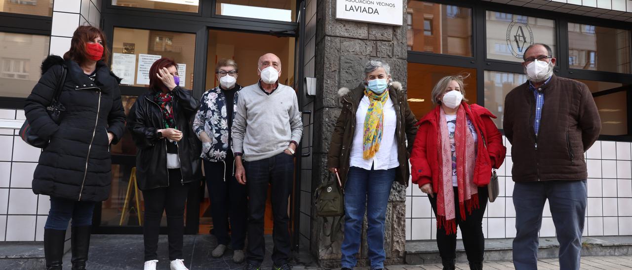 Por la izquierda, Dolores Patón, María José Fanjul, Tina Alonso, Florencio Martín, la alcaldesa Ana González, Carmen Saras y José Jiménez, en la sede vecinal de Laviada.