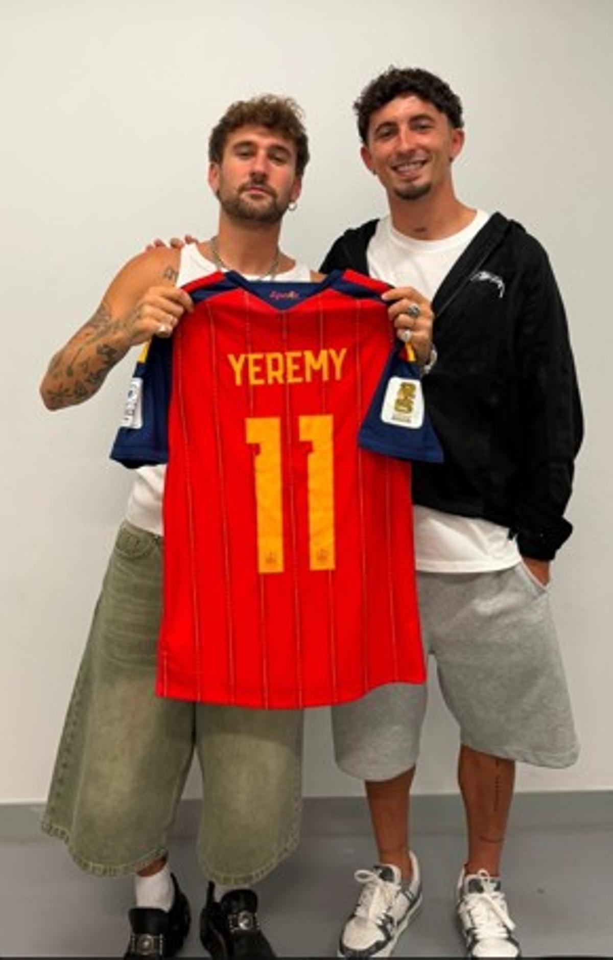 Yeremy Pino le regala su camiseta de la selección española a Dani Fernández