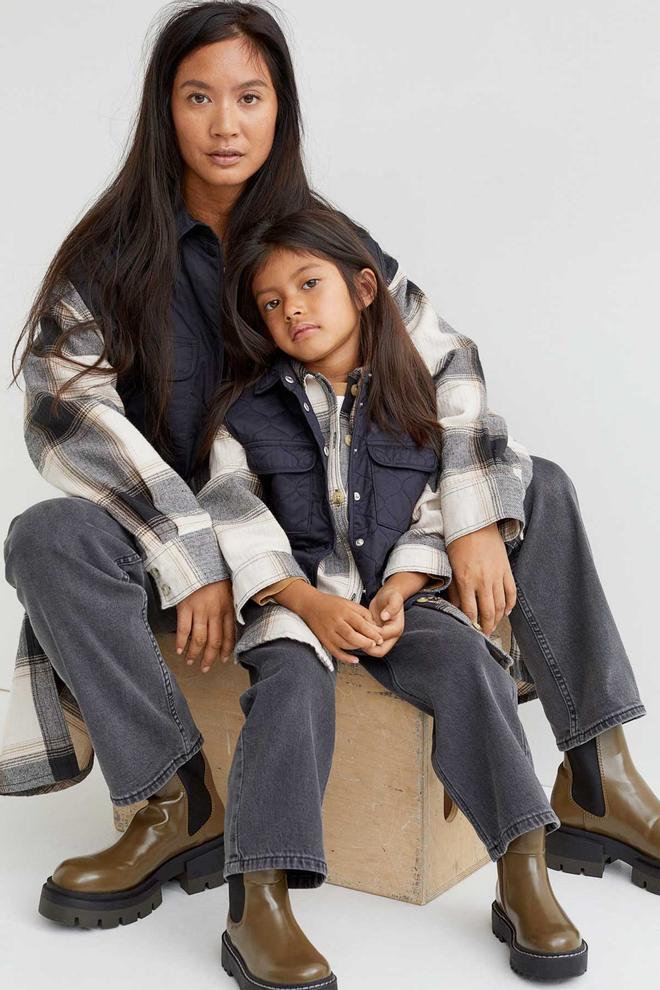 Looks coordinados madre e hija, con chaleco, camisa de cuadros, vaqueros y botas, visto en H&amp;M