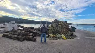 ¿Quién recoge la basura marina amontonada en el puerto?