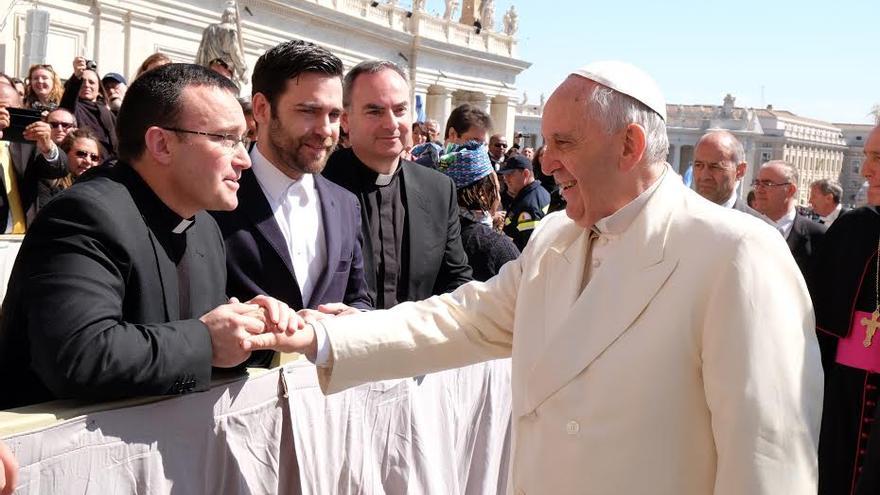 Hector Gozalbo, con el fotografo Sergio Rodilla y Javier Aparici, con el papa Francisco