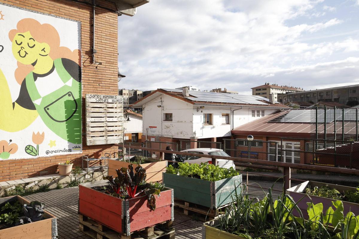 El centro cívico-social y el centro de mayores de Santa Bárbara, con los paneles en sus tejados.