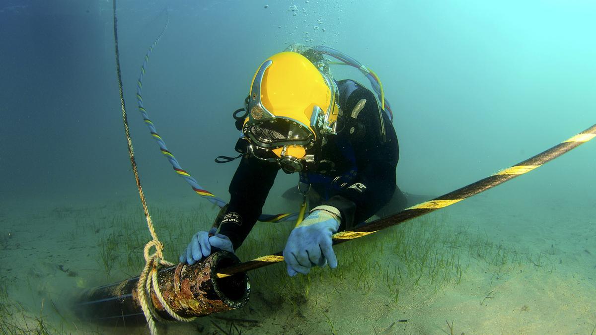 Un operario instala parte de cable entre la península y Balears. REE