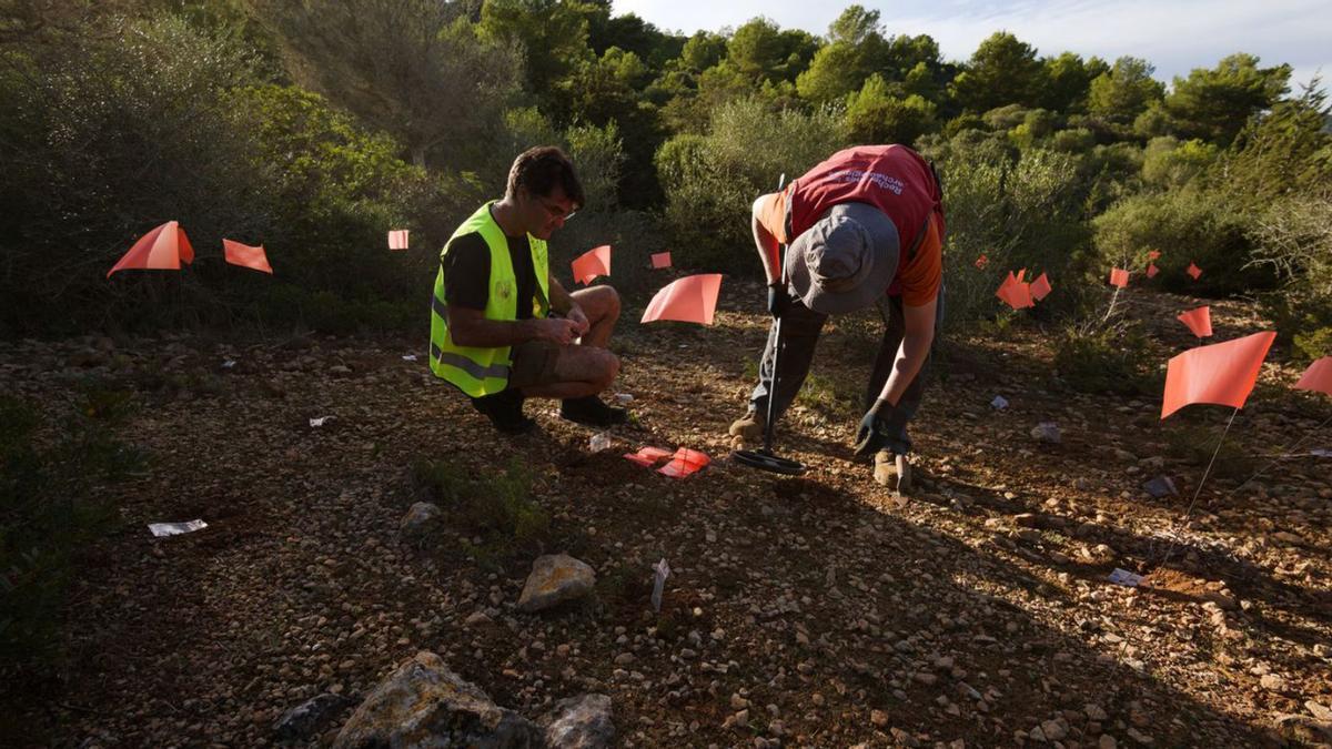 Los investigadores trabajan en los terrenos de los  antiguos seis campamentos de presos. | CAIB