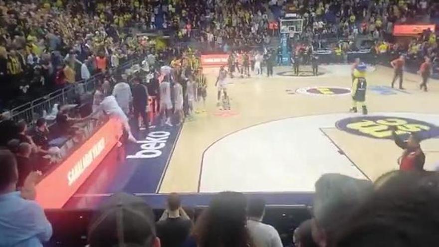 Crisis en un rival del Valencia Basket: ¡dos compañeros se pegan en pleno descanso!