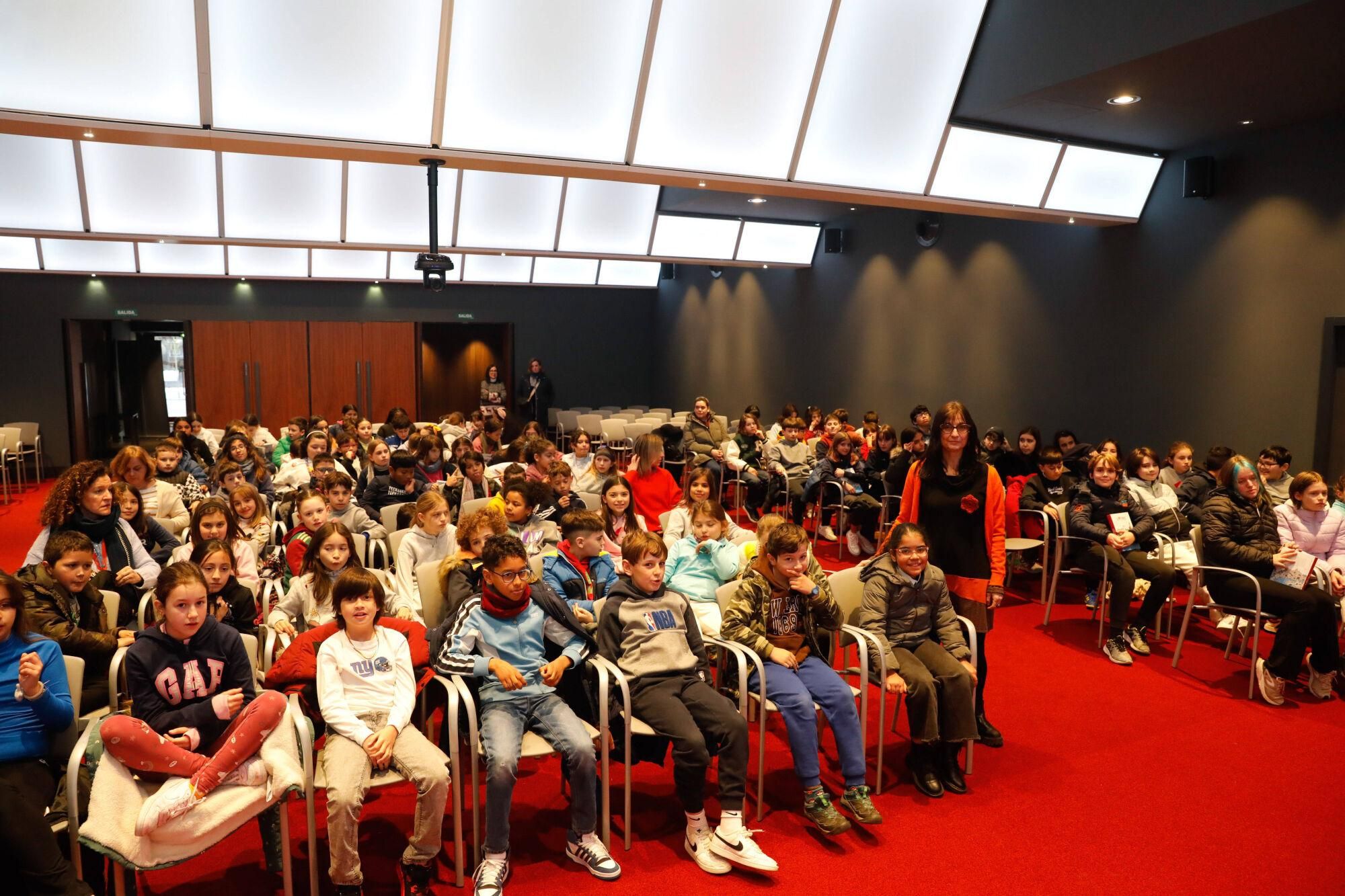 EN IMÁGENES: La escritora Mónica Rodríguez, en el Club LA NUEVA ESPAÑA con alumnos del colegio Gesta
