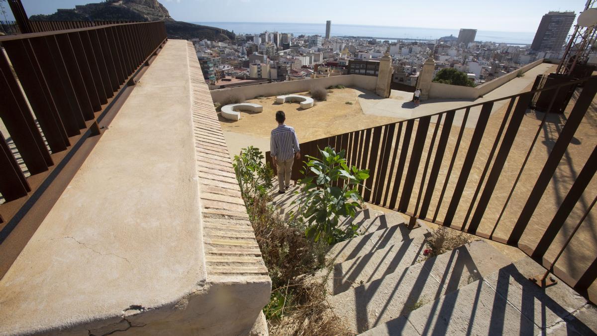 Las escaleras que dan acceso al baluarte, llenas de matorrales.