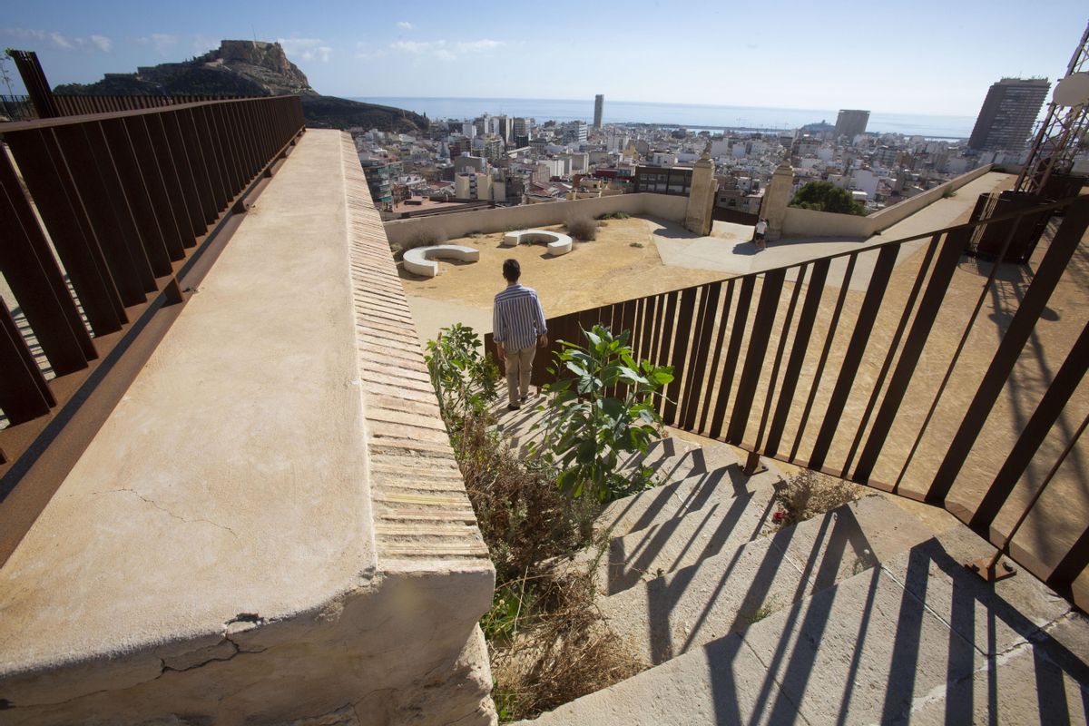 Las escaleras que dan acceso al baluarte, llenas de matorrales.