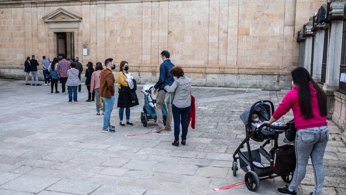 Cola de fieles para ver al Cristo de las Injurias en la Catedral