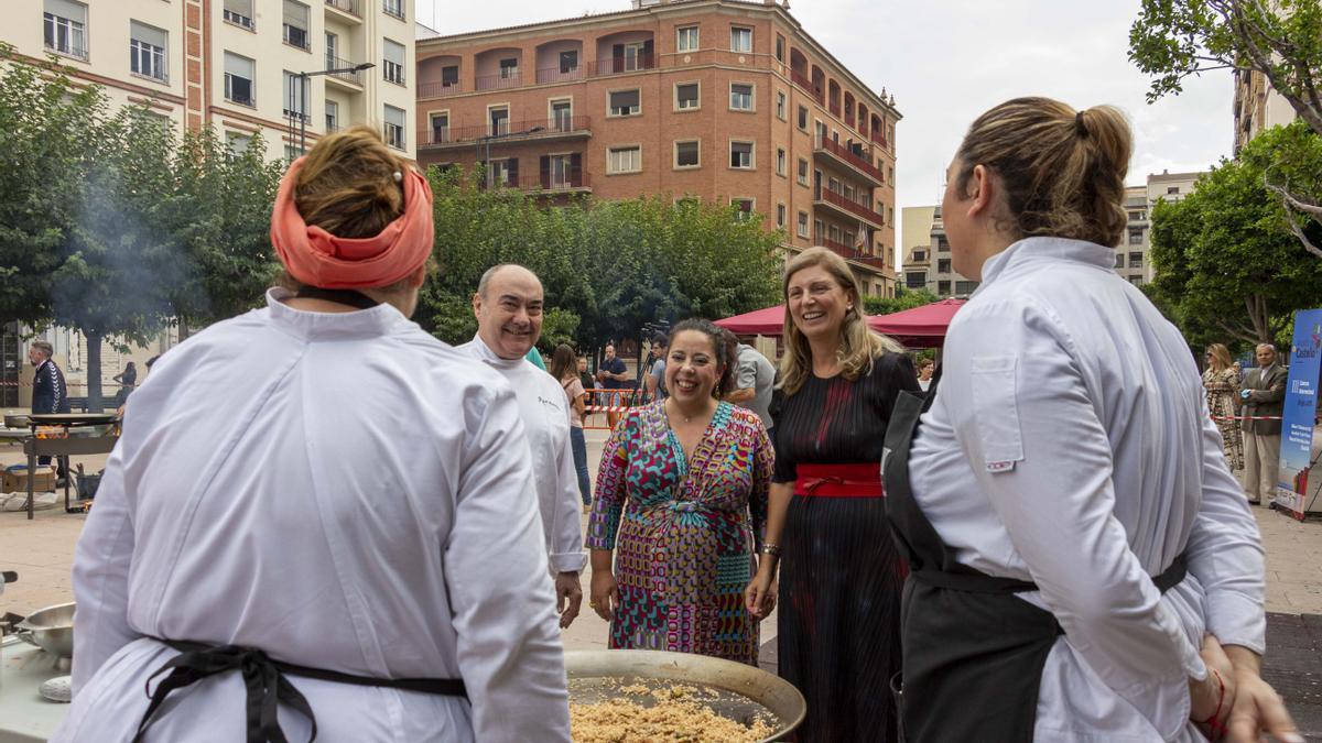 Alcaldesa Amparo Marco y la concejala de Turismo Pilar Escuder asisten al concurso Arrocito de Castelló (2)