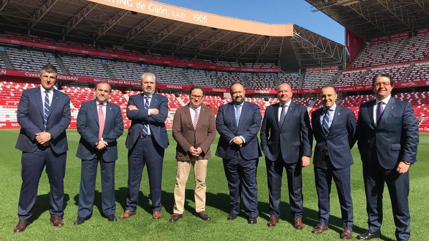 Las directivas del Oviedo y del Sporting, juntas en El Molinón en el último derbi en Gijón