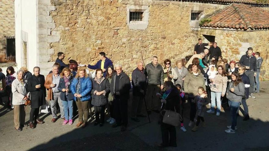 Los vecinos de Santianes, durante el festejo de ayer.