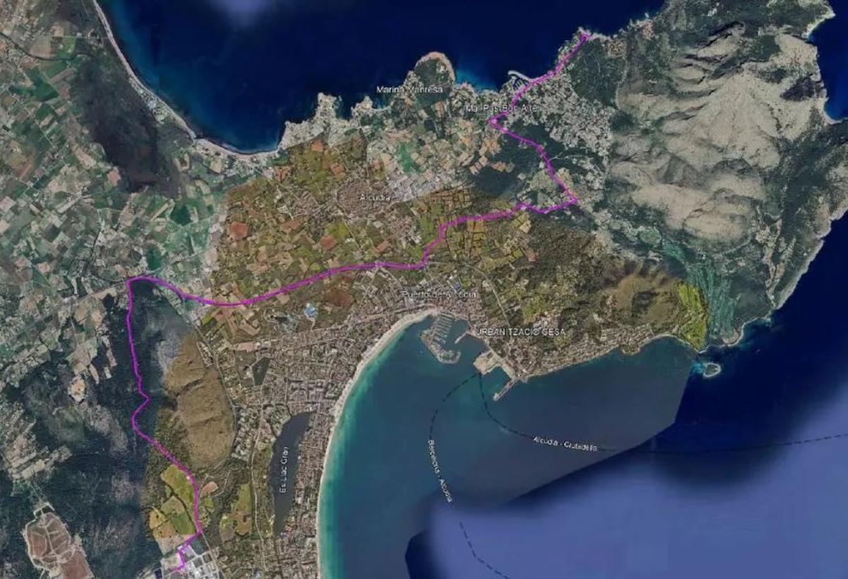Mapa del trazado del cable desde su entrada por sa Ferradura (arriba de la imagen) hasta su llegada a ca na Lloreta (abajo).