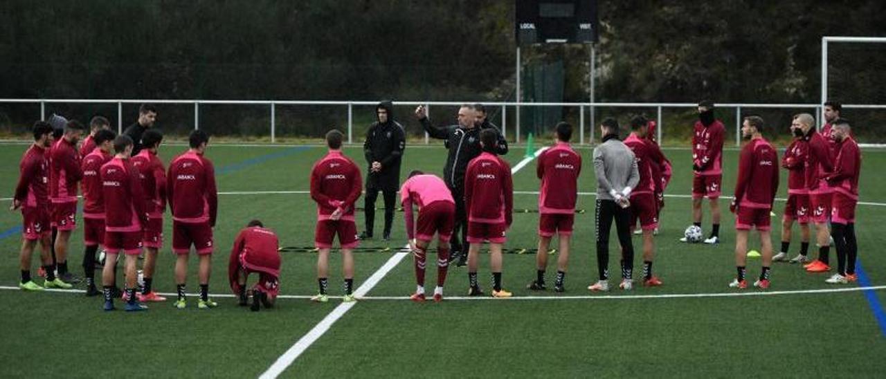 Entrenamiento del Pontevedra, esta mañana en el campo de Xeve. |  // GUSTAVO SANTOS