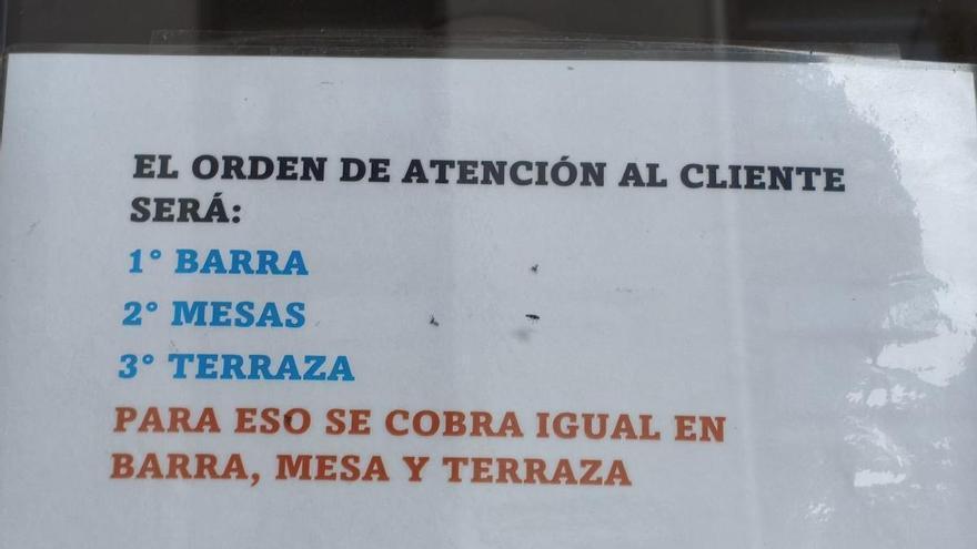 Sin recargo en la terraza, pero con orden para atender a los clientes