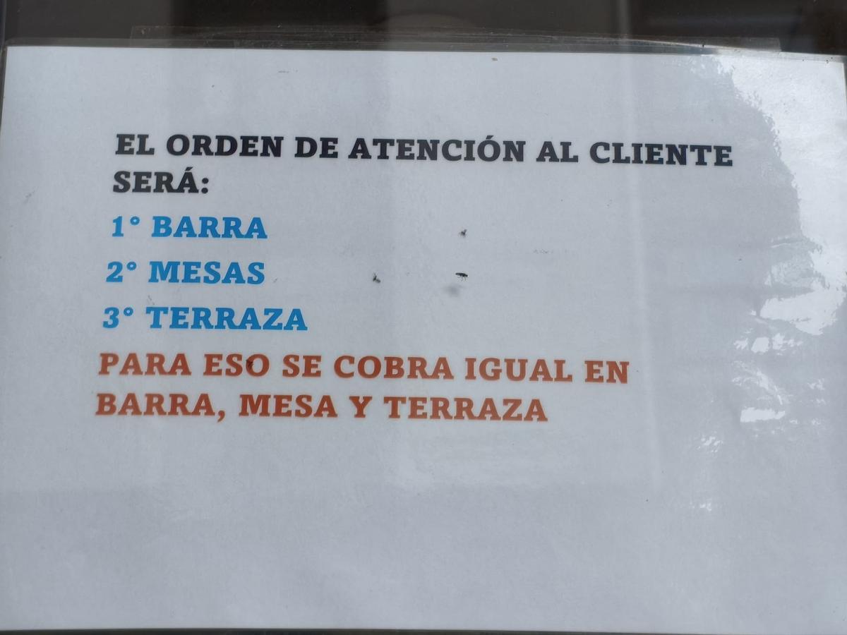 Cartel colocado por el local hostelero sobre el orden de atención a los clientes.