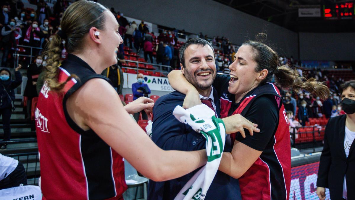 Hempe y Gimeno felicitan a Carlos Cantero tras una victoria del Casademont.