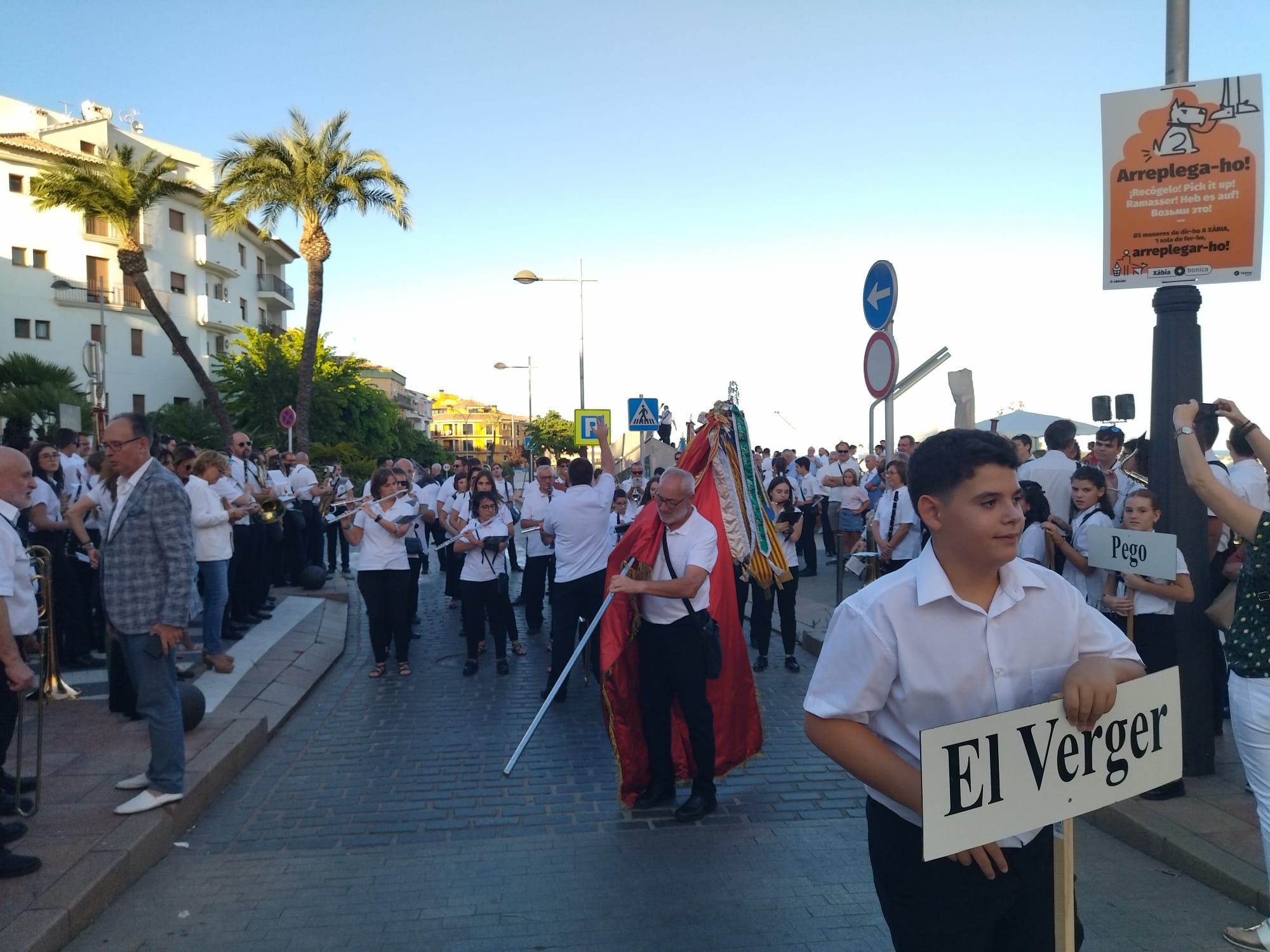 Xàbia, capital de la música: más de 800 músicos de toda la comarca llenan de vida las calles (imágenes)